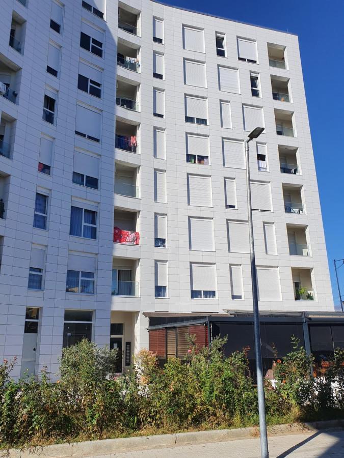 Rovena'S Apartment - Free Parking Tirana Bagian luar foto