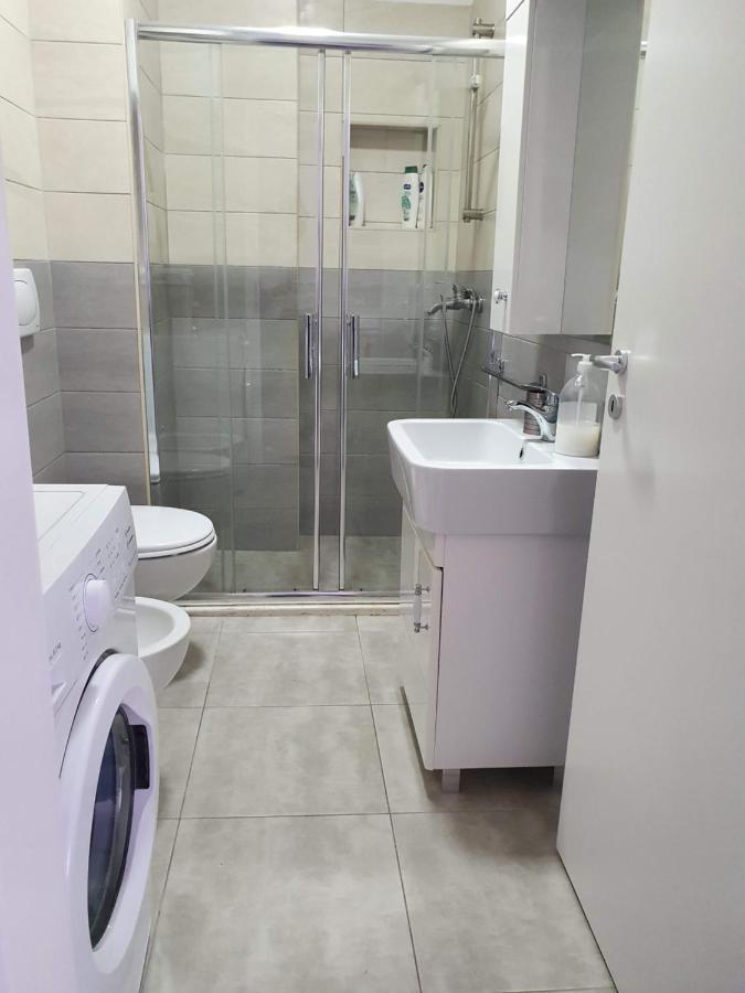 Rovena'S Apartment - Free Parking Tirana Bagian luar foto