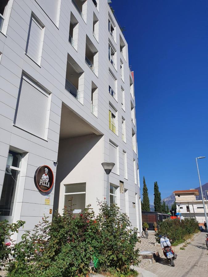 Rovena'S Apartment - Free Parking Tirana Bagian luar foto