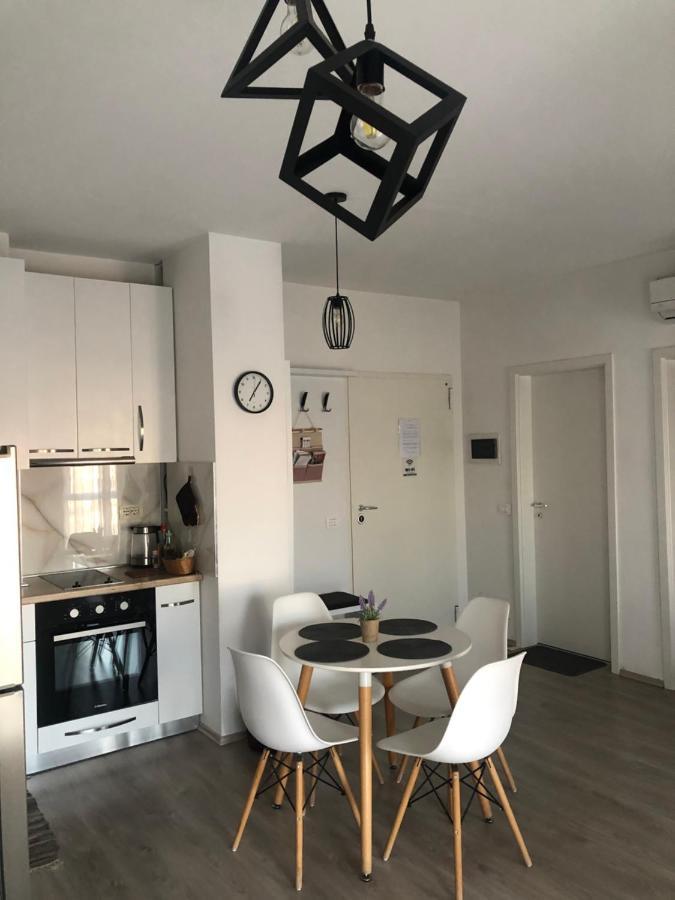 Rovena'S Apartment - Free Parking Tirana Bagian luar foto
