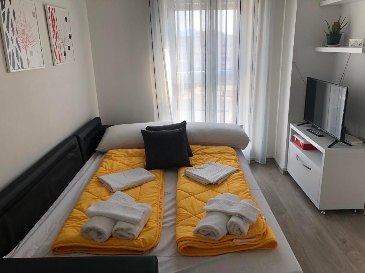 Rovena'S Apartment - Free Parking Tirana Bagian luar foto